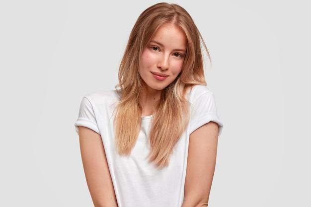 Portret van jonge blonde vrouw in wit T-shirt