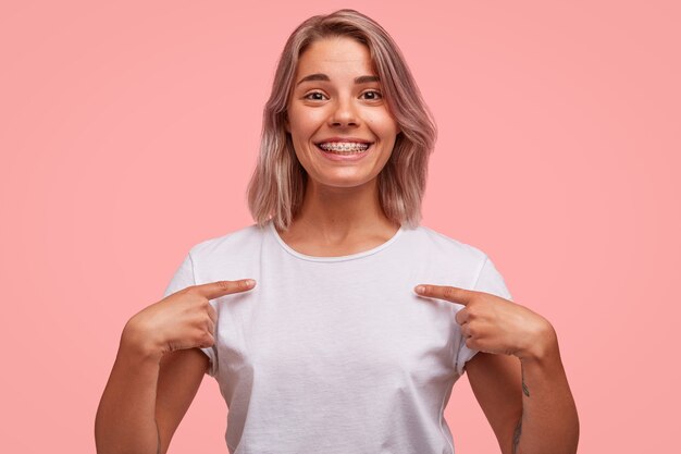 Portret van jonge blonde vrouw