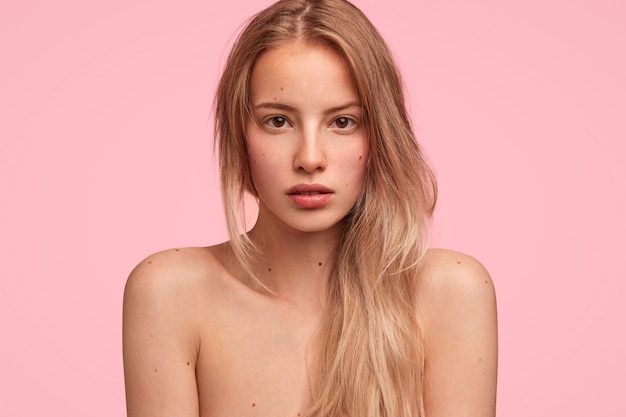 Portret van jonge blonde vrouw