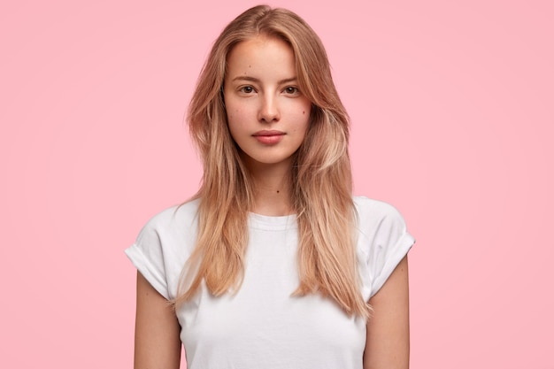 Portret van jonge blonde vrouw