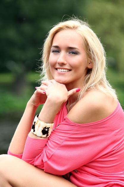 Gratis foto portret van jonge en mooie blonde