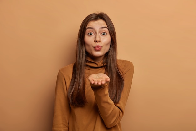 Portret van jonge en mooie vrouw gebaren