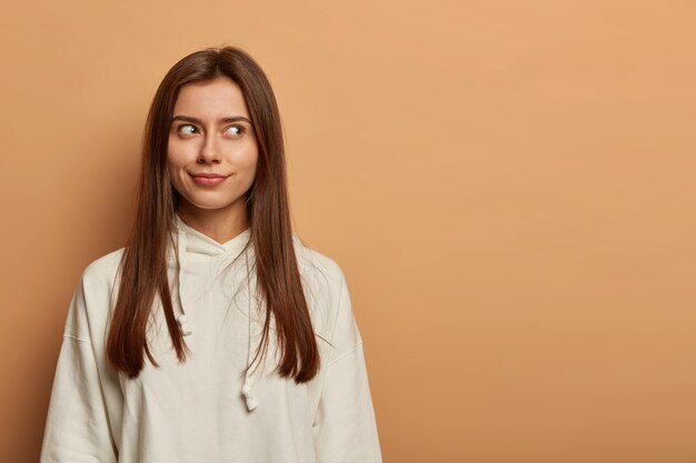 Portret van jonge en mooie vrouw gebaren