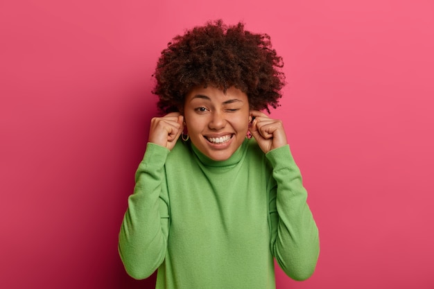 Gratis foto portret van jonge en mooie vrouw gebaren