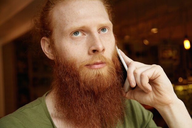 Gratis foto portret van jonge gember man met baard