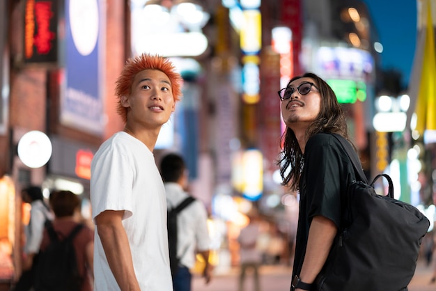 Gratis foto portret van jonge japanse mannen op stedelijke locatie