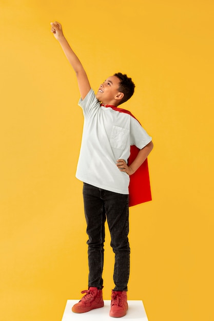 Portret van jonge jongen met superheld cape