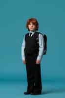 Gratis foto portret van jonge jongen student in schooluniform