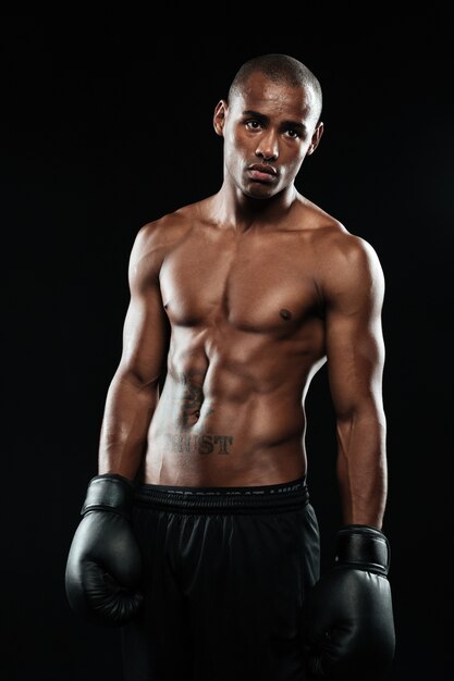 Portret van jonge knappe Afro-Amerikaanse bokser in handschoenen