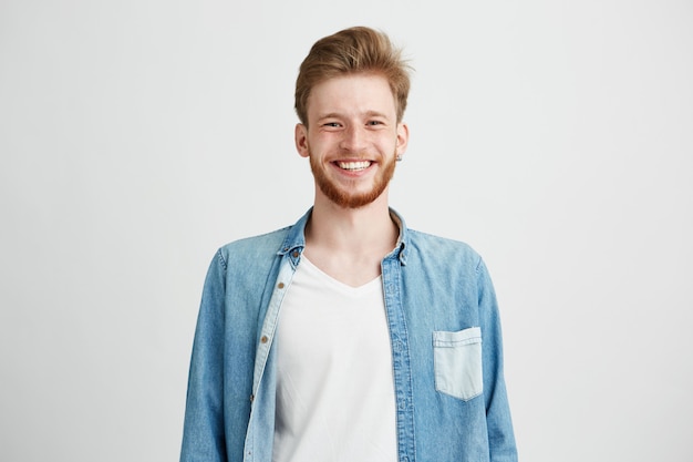 Portret van jonge knappe hipster man met baard glimlachen lachen.