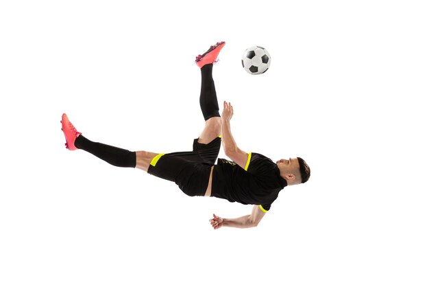 Portret van jonge man voetbal spelen in beweging training geïsoleerd over witte studio achtergrond