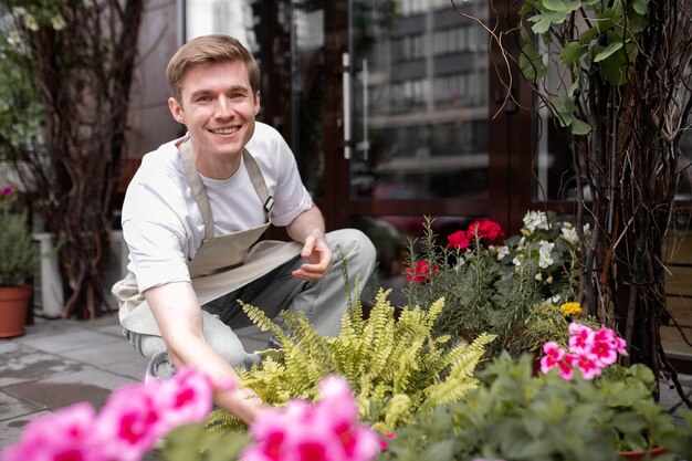 Portret van jonge mannelijke bloemist op het werk