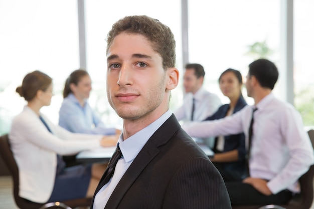 Portret van jonge mannelijke Executive Manager