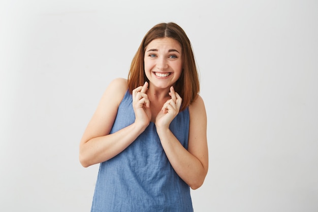 Gratis foto portret van jonge mooie brunette meisje bidden.