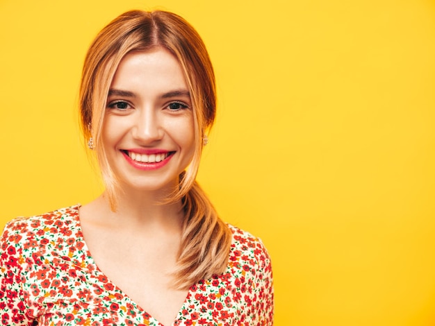 Portret van jonge mooie lachende blonde vrouw in trendy zomerkleren zorgeloze vrouw poseren in de buurt van gele muur in studio Positief model plezier binnenshuis vrolijk en gelukkig