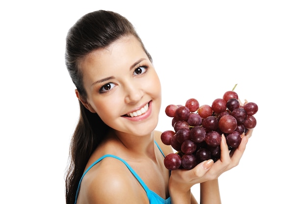 Portret van jonge mooie lachende vrouw met een tros druiven