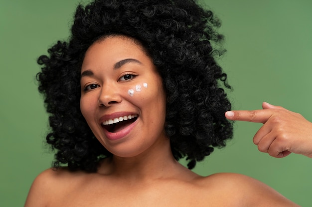 Portret van jonge mooie vrouw met hydraterende crème