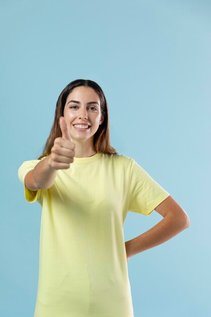 Portret van jonge mooie vrouw poseren