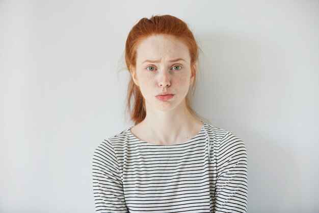 Portret van jonge roodharige vrouw