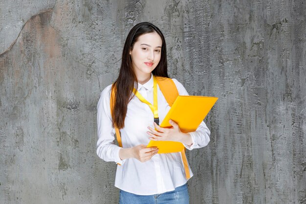 Portret van jonge student met notitieboekje dat zich over steen bevindt. Hoge kwaliteit foto