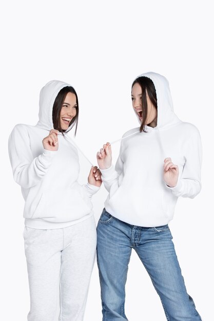 Gratis foto portret van jonge volwassenen met hoodie-mockup