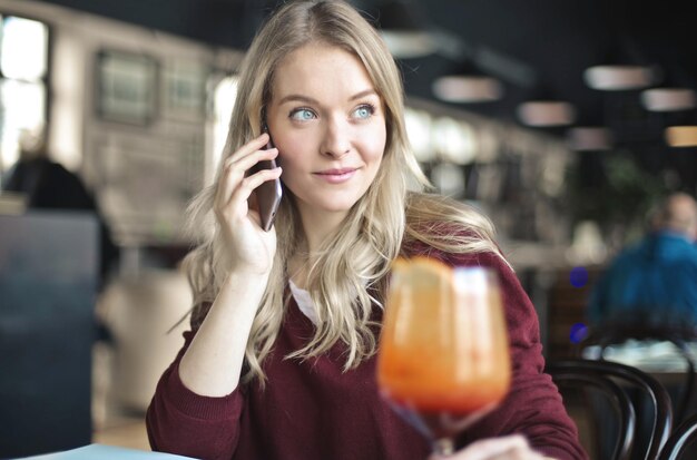 portret van jonge vrouw aan de telefoon