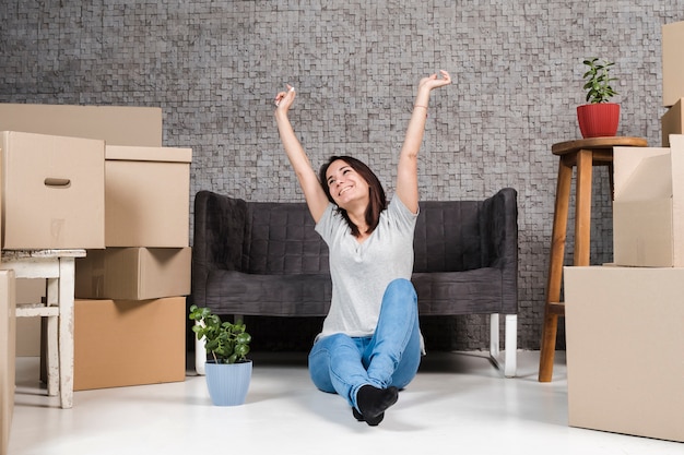 Gratis foto portret van jonge vrouw het vieren verhuizing