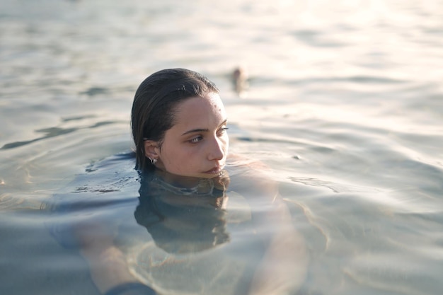 Gratis foto portret van jonge vrouw in het water