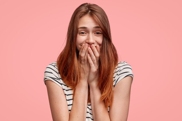 Portret van jonge vrouw met gestreept overhemd