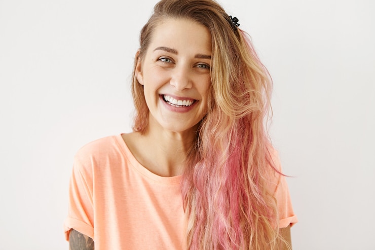 Gratis Foto portret van jonge vrouw met roze haar