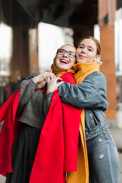 Portret van jonge vrouwen die samen stellen