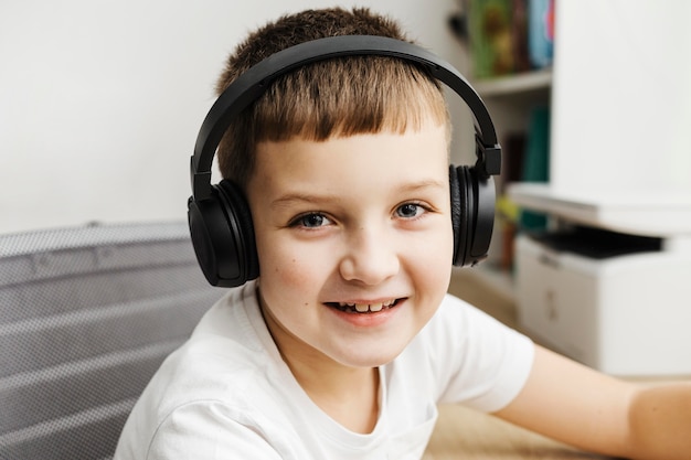 Portret van jongen die computerhoofdtelefoons draagt