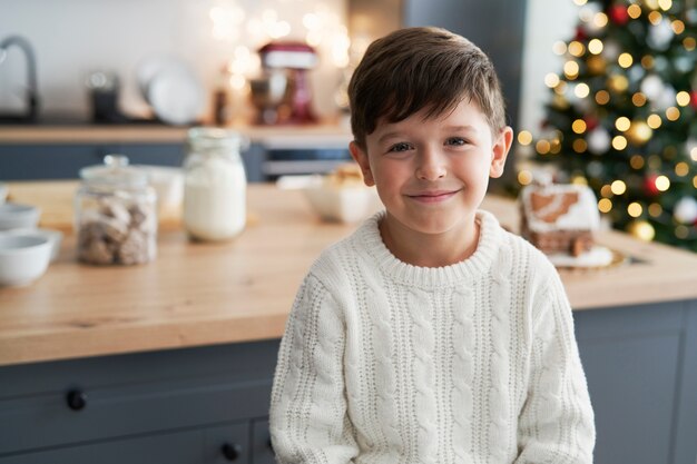 Portret van jongen in de keuken tijdens Kerstmis