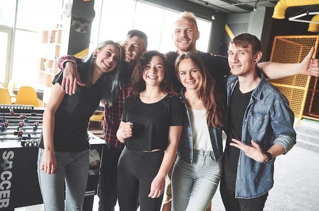 Portret van jongens en meisjes met modieuze kleding, veel plezier. Concepten van jongeren en levensstijl