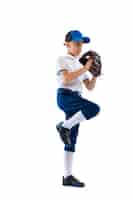 Gratis foto portret van jongenskind honkbalspeler in uniforme training oefenen geïsoleerd over witte studio achtergrond