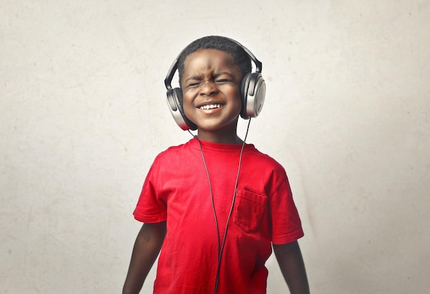 portret van kind dat naar muziek luistert