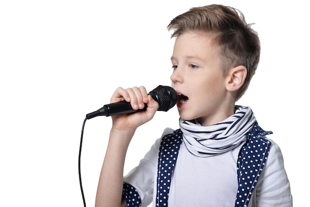 Portret van kleine jongen met microfoon geïsoleerd op witte achtergrond