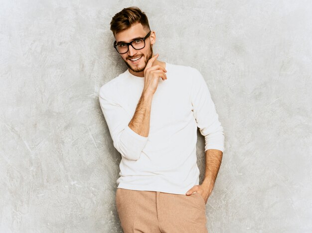 Portret van knap het glimlachen hipster zakenmanmodel die toevallige de zomer witte kleren dragen.