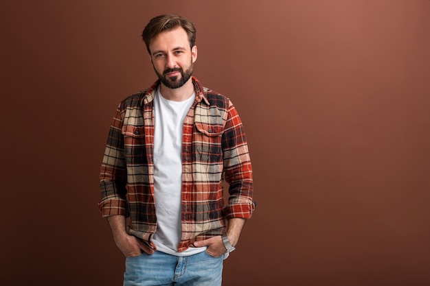 Portret van knappe aantrekkelijke stijlvolle bebaarde man op bruin