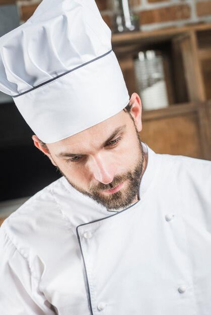 Portret van knappe chef-kok