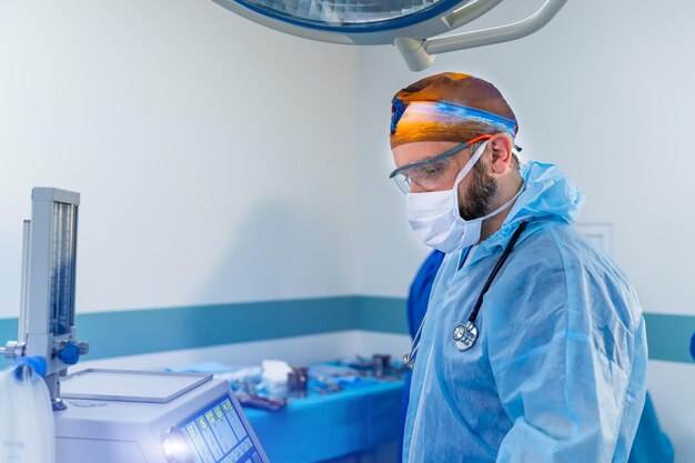 Portret van knappe dokter met medisch masker. noodchirurgische hulp door professionele man.
