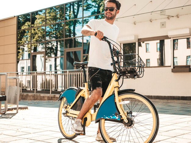 Portret van knappe glimlachende stijlvolle hipster lamberseksueel model