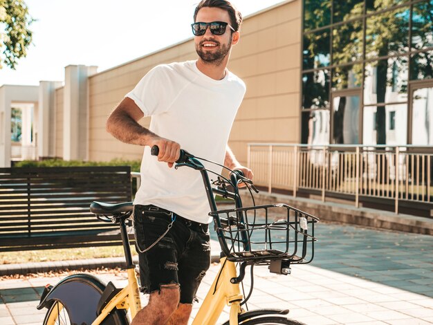 Portret van knappe glimlachende stijlvolle hipster lamberseksueel model