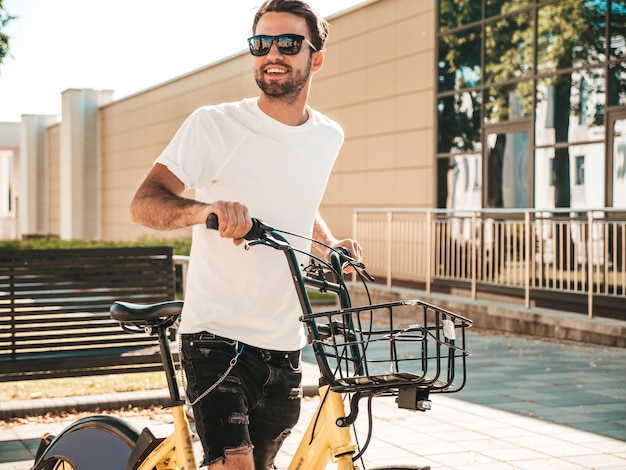 Portret van knappe glimlachende stijlvolle hipster lamberseksueel model