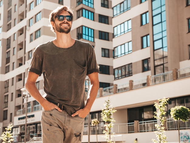 Portret van knappe glimlachende stijlvolle hipster lamberseksueel model