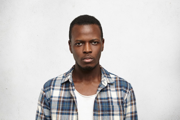 Portret van knappe jonge afro-amerikaanse man met een ernstige en zelfverzekerde uitdrukking op zijn gezicht
