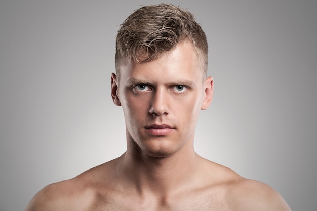 Portret van knappe jonge man