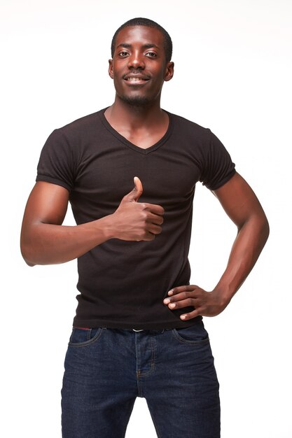 Portret van knappe jonge zwarte Afrikaanse lachende man