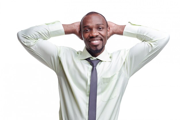Portret van knappe jonge zwarte Afrikaanse lachende man