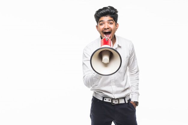Portret van knappe jongeman schreeuwen met behulp van megafoon geïsoleerd op een witte muur